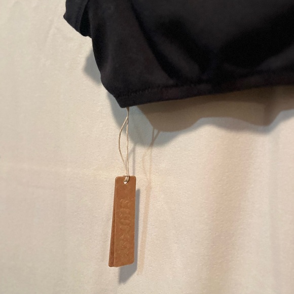 SKIMS Classic Black Scoop Neck Bra - Picture 2 of 2